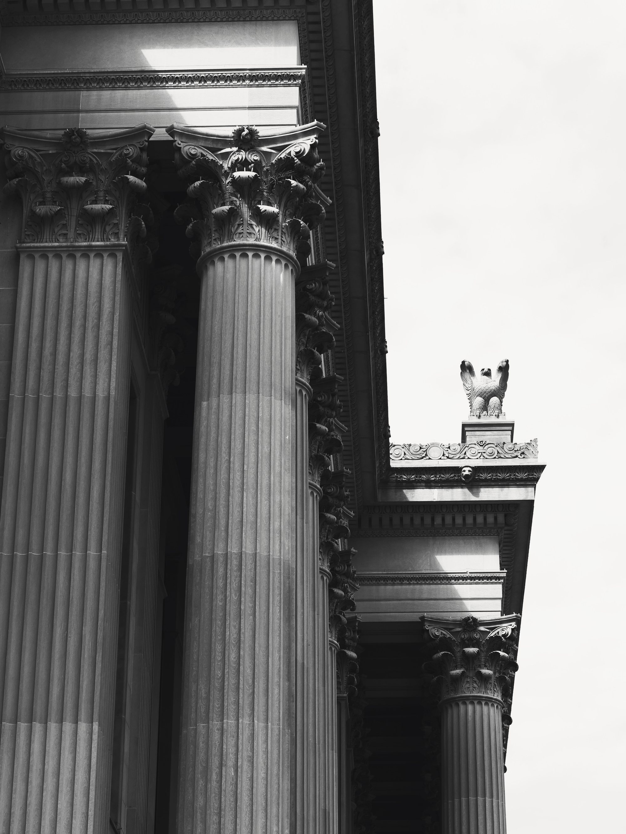 Columnas de piedra de la fachada de un tribunal