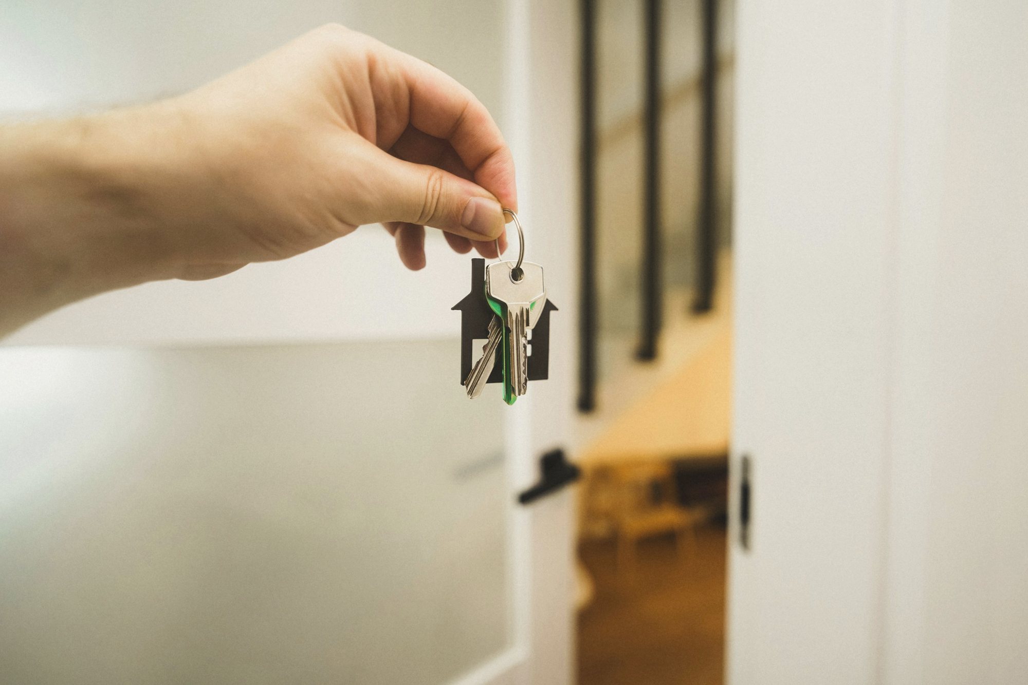 Llaves de una casa sobre una mesa tras la firma de una compraventa