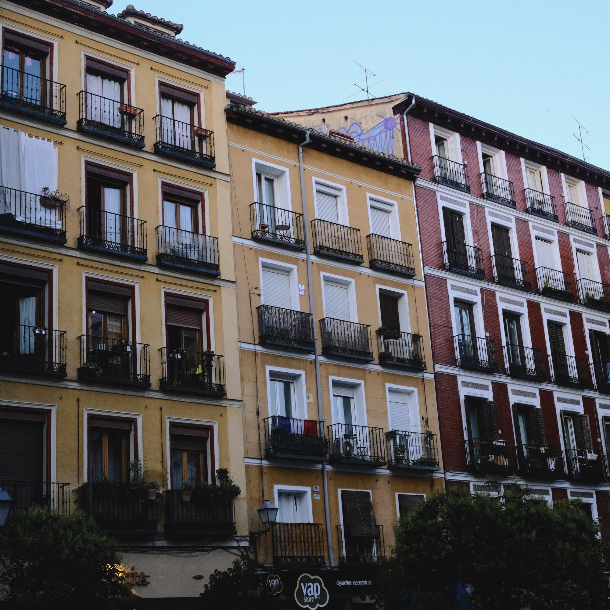 Fachada amarilla con balcones en Vigo